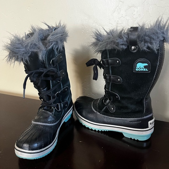 Girl Sorel Size 4 Winter Boots - Picture 2 of 4